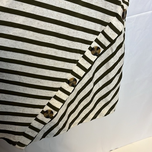 Women's Stylish and Comfortable Short Sleeve, Plus Size, Striped Top. Size 2X - Picture 3 of 12